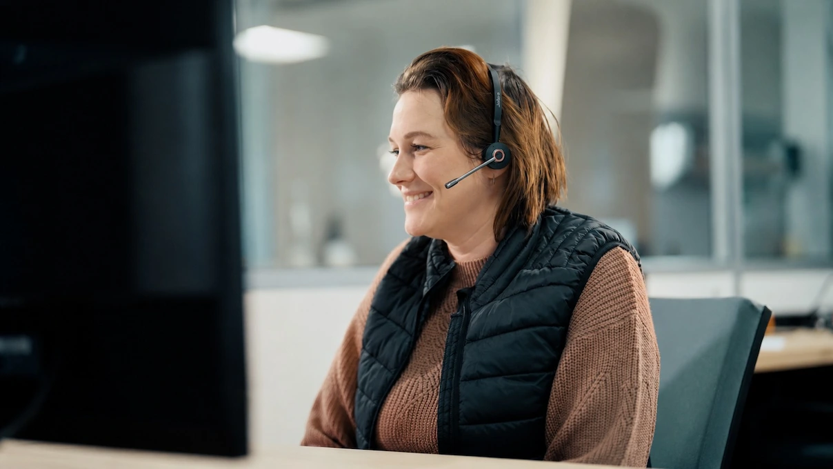Télévendeuse avec casque et micro - Distriboissons